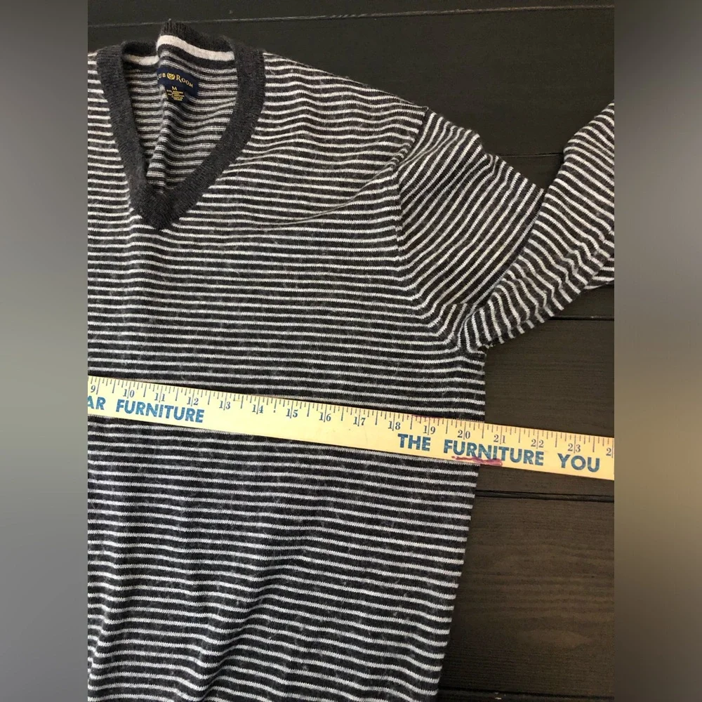Club Room Men's White and Gray Striped V-Neck Sweater